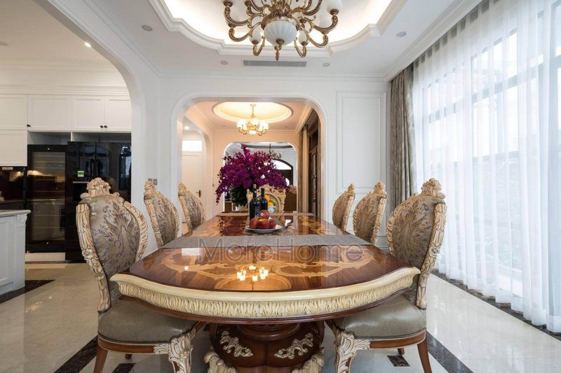 Trần thạch cao giật cấp kết hợp với đèn hắt ra ánh sáng vàng sẽ làm cho không gian trở nên đẹp hơn và phù hợp hơn với nhu cầu chiếu sáng.