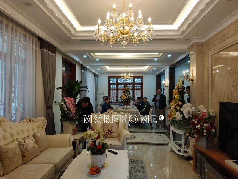 Việc thi công nội thất theo phong cách cổ điển cho phòng khách của biệt thự đã được thực hiện.