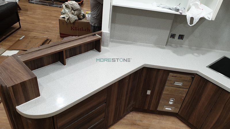 Bảng đá ốp giúp tạo nên một không gian bếp gia đình tinh tế, sang trọng và thuận tiện.