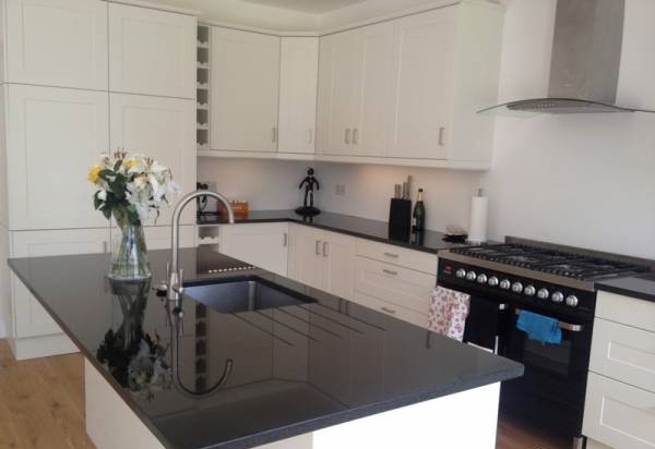 Đá ốp bếp màu đen